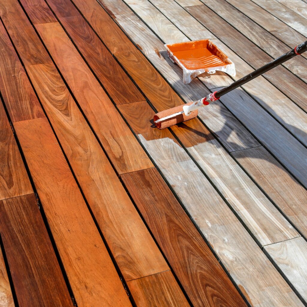 passage du saturateur sur terrasse en bois exotique